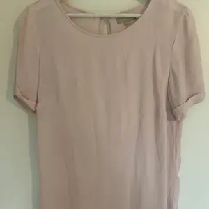 Tshirt i blusmaterial, rosa, storlek xs, passar även s. 70kr + 44kr frakt