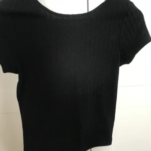 Topp - Tight T-shirt i ribbat material från bikbok, använd 2 ggr i storlek xs ✨