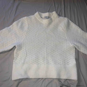 - En fin vit stickad tröja som är jätte snygg över en skjorta men även som den är