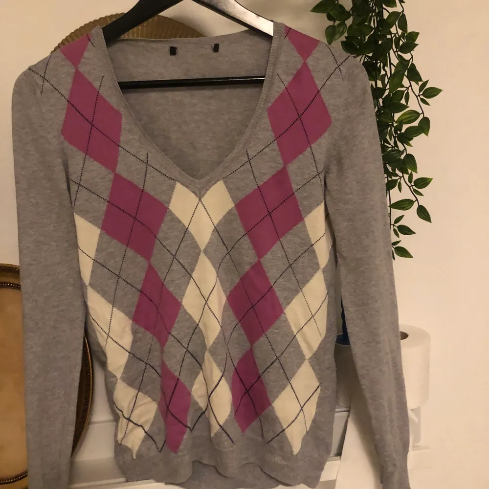 Super söt o trendig sweater med rosa och gråa ”rutor”. Köpt på second hand så vet ej vad det är för märke. Köparen står för frakt🥰. Tröjor & Koftor.