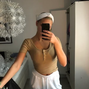 Beige topp - Beige topp från vero Moda,strl xs aldrig använd