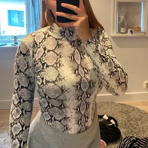 Body - Snake print body, såååå snygg men har bara kommit till användning på ett tillfälle!✨ Det står inte vilken storlek det är men skulle gissat på s/m, köparen står för frakten💖