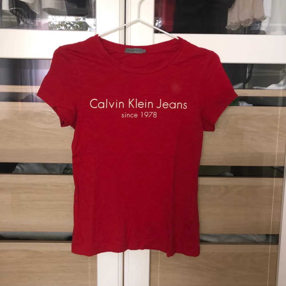 Röd Calvin Klein jeans t-shirt i storlek XS ☺️ Inget fel på tröjan ☺️ köparen står för frakt ☺️ . T-shirts.