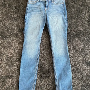 Hollister jeans  - Använda 1 gång. Strorlek 25:28