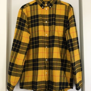 Flanellskjorta från Weekday - Vad: Seattle Check Shirt från Weekday.  Storlek: M Använd ett fåtal gånger. Inga anmärkningar. Mycket bra skick. Mjuk i materialet Material: 100% bomull.  Hund finns i hemmet. Filmar när den läggs på lådan.