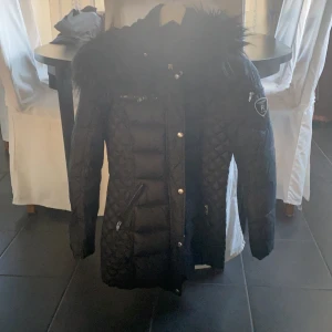 Rock and blue jacka  - Rock and blue jacka i storlek 34 köptes vintern 2018 användes endast den vintern. En ny kostar: 2999 jag säljer min för 900 Inga skador på jackan och pälsen är fejk. 