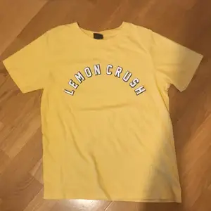 En gul tshirt med texten ”lemon crush” ifrån ginatricot, använd ett fåtal gånger och är i bra skick💓