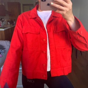Jeansjacka - Röd jeansjacka från Lindex med vida ärmar. Knappt använd! 