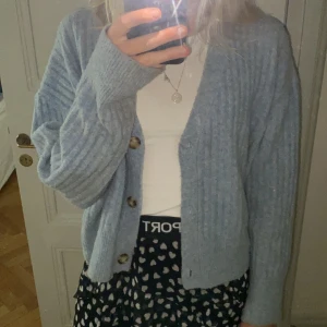 Blå Zara kofta - INTRESSEKOLL💖.                                                                             En blå Zara kofta. Sparsamt använt, köpte den i julas, lägger upp den som intressekoll då jag tycker det är ett väldigt användbart plagg, men har andra liknande koftor! Passar till allt och älskar färgen💙.                                          Kommentera gärna om ni är intresserade❣️