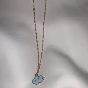 Halsband med ett moln☁️ 59:- & frakt 15kr🌸 Vill du köpa detta halsband? Kontakta mig på DM✨Från min tillverkning (kolla in @en_smycken på instagram!) 