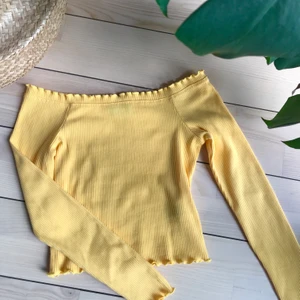 Gul crop top - Nästan oanvänd gul topp från Gina i storlek S☀️💕