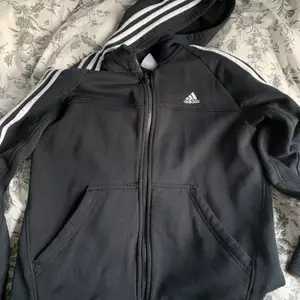 Adidas zip up hoodie storlek 164/S, köparen står för frakt eller så möts jag i Stockholm💖