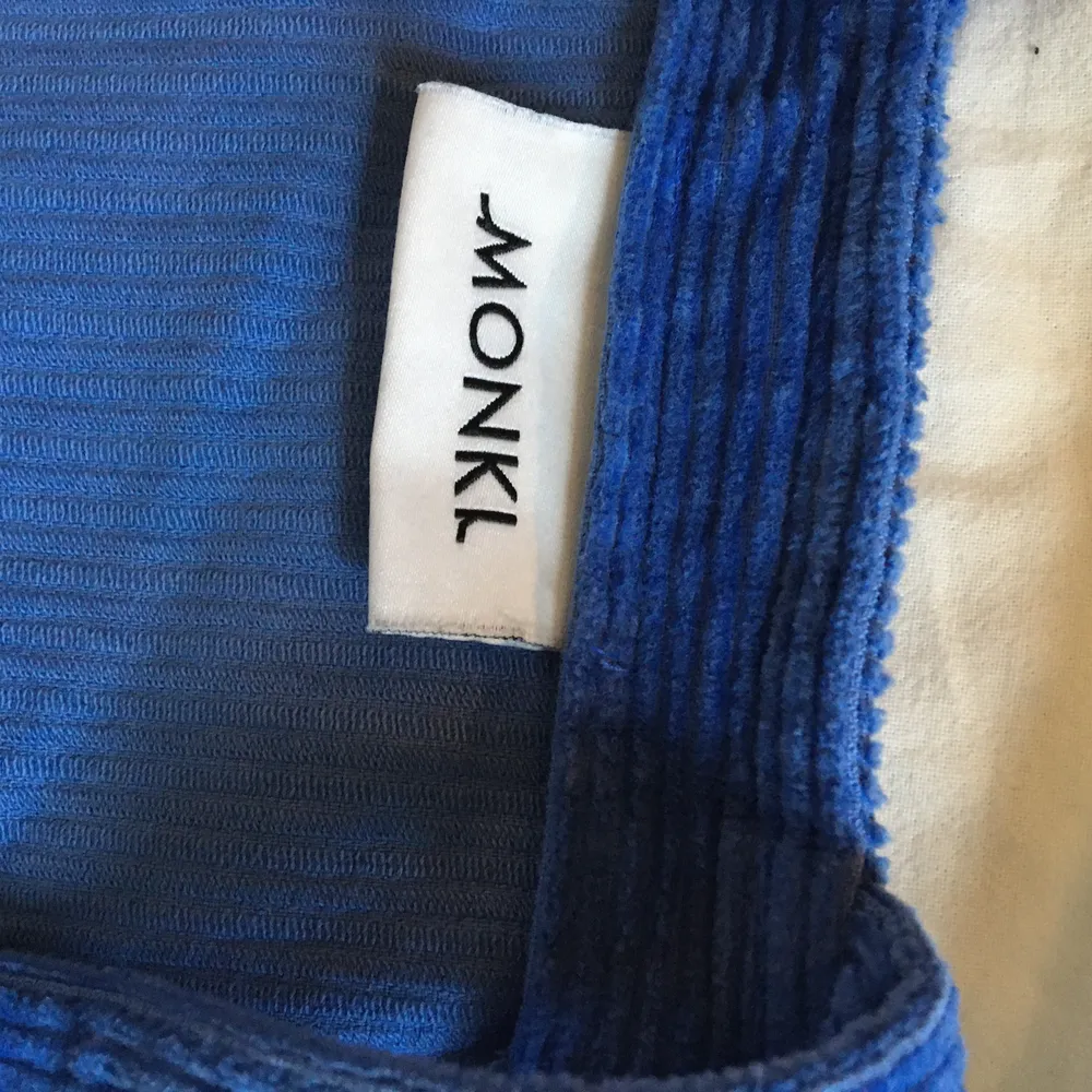 Manchester hängselbyxa från Monki. Fint skick. Pris 160kr inklusive frakt. Jeans & Byxor.