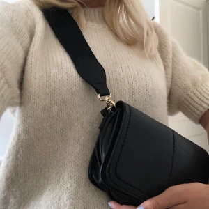 Väska från Bikbok - Söt och enkel väska från Bibbok. Kommer inte till användning därav jag säljer den, 50kr + frakt 