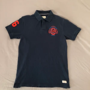 Peak Performance  - En mörkblå Piké i storlek Large, sitter som medium. I fint skick. Godtar även bud