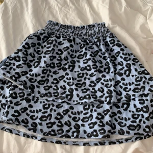Volang kjol - En volang kjol i storlek 146/152 och skulle säga att den sitter som en XS då den är stor i storleken. Vet inte vart den är köpt eller hur mke den kostar💓 aldrig använd, 120 kr