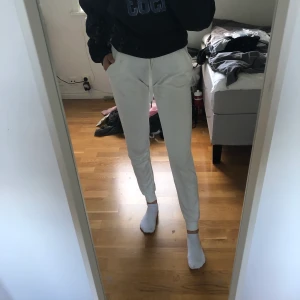 Mjukisbyxor / sweatpants - Väldigt snygga vita basic mjukisar!!😍💖💝passar till typ allt 👍🏼👍🏼🥰inte så genomskinliga, funkar med vita elr hudfärgade underdelar, jag har dock svart under på bilderna men syns inte så mycket ändå 😍😍👍🏼