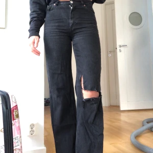Svarta jeans - Snygga vida svarta jeans som tyvärr är för små för mig där av sitter dem på viset som de gör. Jag är en 38 skulle säga att de är mer för 34 eller liten 36