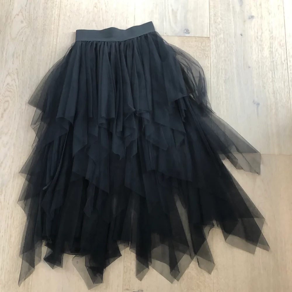 Super cool svart kjol från Nelly 90kr+frakt. Kjolar.