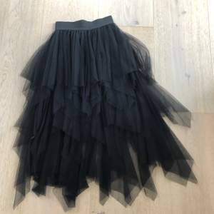 Super cool svart kjol från Nelly 90kr+frakt