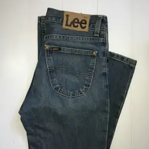 Säljer mina snygga Lee jeans i storlek XS/S. Dem är använda endast en gång och är därav i näst intill nya. Inga slitningar eller hål. Byxorna är raka i benen. Skulle passa någon som är ca 165 eller längre, då de är långa i benen. ❤️ köparen betalar frakt. 