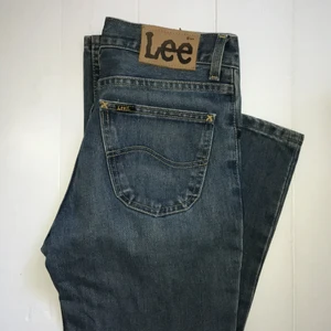 Lee jeans storlek xs/s - Säljer mina snygga Lee jeans i storlek XS/S. Dem är använda endast en gång och är därav i näst intill nya. Inga slitningar eller hål. Byxorna är raka i benen. Skulle passa någon som är ca 165 eller längre, då de är långa i benen. ❤️ köparen betalar frakt. 
