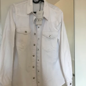 Vit skjort-jacka - En helt ny, oanvända skjortjacka. Verkligen jättefin men har inte fått användning för den. Lappen kvar, från zara, säljs inte längre.  350 kr nypris, säljs för 300 kr + frakt