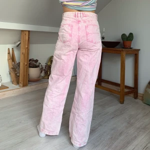 Rosa jeans  - Ursnygga rosa jeans från Collusion! Säljer pga alldeles för stora för mig:( Nyskick! W32L36