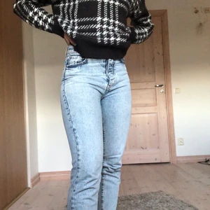 Ljusblå momjeans - Superfräscha ljusblå momjeans från neverdenim. Säljer pga att de är för små på mig, sitter sjukt fint på någon som i vanliga fall har XS😍  Nypris 400kr, sparsamt använda. Köpare står frakt ❤️