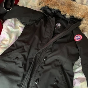 Canada Goose  - Säljer min Goose jacka då den inte kommer till användning och bara tar plats i garderoben. Jackan är i mycket bra skick men använd i 2 vintrar. Det står att det är storlek XL på jackan men den sitter  som M och skulle även passa S.