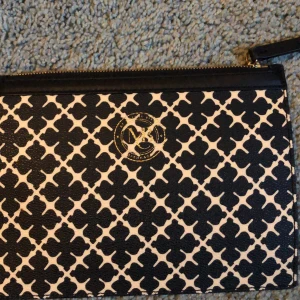 Necessär/plånbok - Jag säljer även en by malene Birger väska. Man kan antingen köpa som ett sätt 745kr för båda eller endast denna för 145. Kan mötas i stockholm eller frakta. Hör av dig om du har frågor. Denna köptes i samband med väskan ifrån nellie. Den är aldrig använd🥰