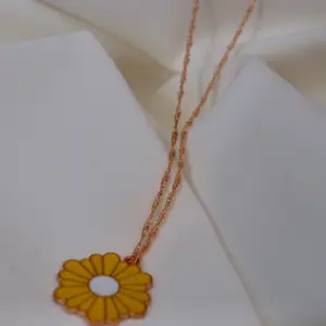Halsband med gul blomma✨59:- &  frakt 15kr! Vill du köpa? Kontakta mig på DM🌙Från min tillverkning (kolla in @en_smycken på instagram!) 