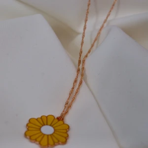 Halsband gul blomma✨ - Halsband med gul blomma✨59:- &  frakt 15kr! Vill du köpa? Kontakta mig på DM🌙Från min tillverkning (kolla in @en_smycken på instagram!) 
