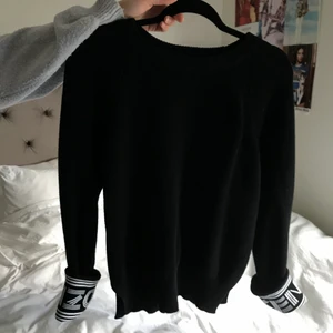 Stickad tröja ifrån kenzo - Jättefin skön stickad tröja som tyvärr aldrig kommer till användning, är i strl xs men passar även S och kanske M beroende på hur man vill att den ska sitta. 