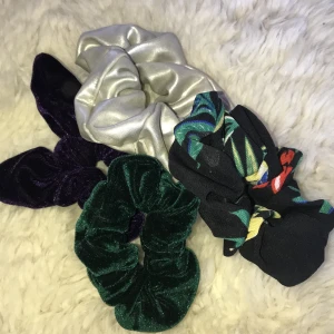 Snygga scrunchies - Scrunchies som tyvärr inte kommer till min användning! Säljer sjukt billigt! 40kr för alla och 15kr för en. DEN MÖRK GRÖNA ÄR SÅLD NU!