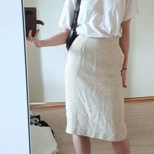 Jättefin beige kjol köpt second hand i bra skick, frakt +40✨