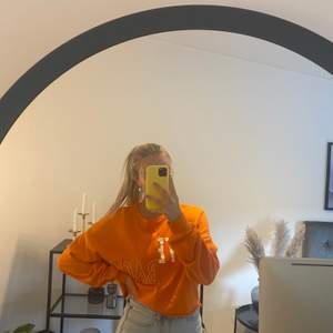 Cool orange oversized sweatshirt från new yorker, den är croppad och har ett tryck på magen, säljer för 80 kr + frakt!