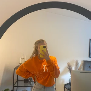 Oversized sweatshirt - Cool orange oversized sweatshirt från new yorker, den är croppad och har ett tryck på magen, säljer för 80 kr + frakt!