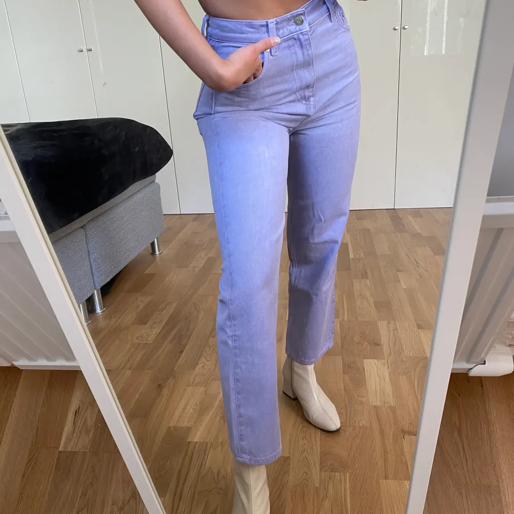 Lila, straight, croppade jeans från arket! Är helt som nya! Aldrig använda och är i stl 25(men passar oxå 24) 200+frakt högsta bud 320kr!. Jeans & Byxor.