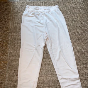 Missguided mjukis  - Jättte fin ljus ljus rosa mjukisbyxor som tyvär är för korta för mig. Har aldrig använt dom förutom när jag provade dom första gången. Skullle säga att dom passar en xs/s. Dom är lite mer rosa en på bilden så på den tredje bilden kan man se lite bättre vilken färg dom är 🥰