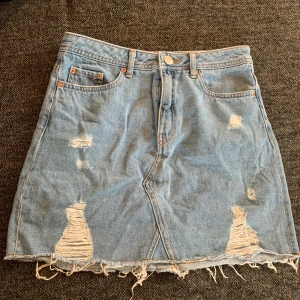 Kjol från h&m - Jeanskjol från h&m i storlek 36! Använd ett fåtal gånger. Frakt tillkommer. 