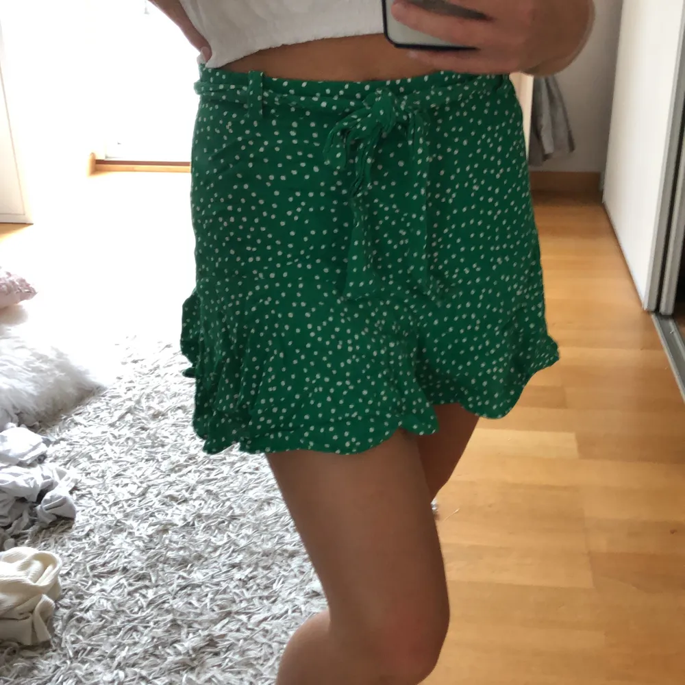 Grön volang kjol med shorts inuti. “Skärp” och dragkedja . Kjolar.