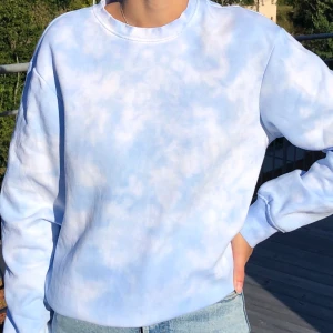 Tiedye sweatshirt/tröja och mjukisbyxor - Jag gör tiedye-tröjor, tiedye-mjukisbyxor och fulla tiedye-set! Det är snören i midjan på mjukisbyxorna och både tröjan och mjukisbyxorna har ”fleece” på insidan. Har begränsat antal XS och S i lager men kan även fixa M, L och XL. Priser står på sista bilden. Har färgerna blå, rosa och lila. För att beställa är det bara att kontakta mig och skriva vad du vill beställa, vilken storlek samt vilken färg. Betalning sker INNAN jag färgar, men jag skickar självklart bild när det är klart. Tar mellan 1-5 dagar att färga, och sedan tar frakten 1-2 arbetsdagar. Frakten är spårbar! Vid frågor är det bara att kontakta mig:)