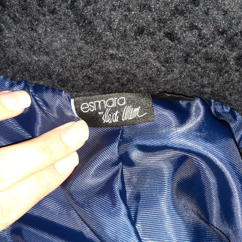 Så snygg mörkblå pälskappa jacka från Esmara. Går att stänga med knappar. Passar strl small-medium. . Jackor.