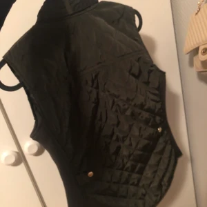 Mörkgrön väst - Köpt i primark i tyskland, bra skick🥰