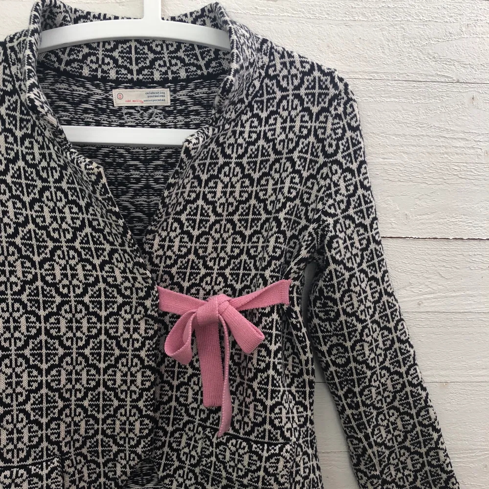 Odd Molly lovely knit jacket i färgen svart/vit med rosa band och detaljer. Strl 0, vilket ungefär motsvarar XS. Nypris 1595kr. Köparen står för frakt. . Tröjor & Koftor.
