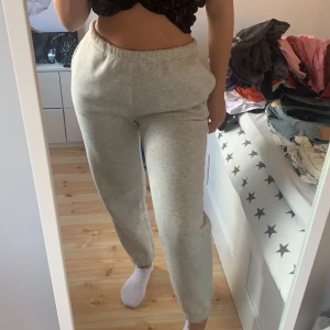 Mjukisbyxor - Populära mjukisbyxor från Gina tricot. Små i storleken då jag vanligtvis är en S/M i byxor. Sparsamt använda.