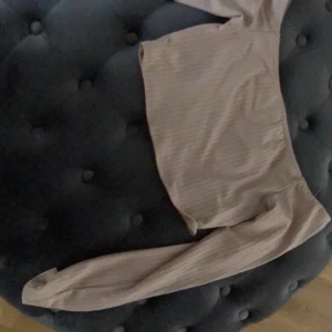 Croptop från Nelly  - Bilden ger inte rättvis färg den är mer rosa/beige, storlek small använd 2-3 gånger alltså nästan som ny