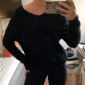 Skön tröja  - Mysig och lurvig tröja från BikBok. Storlek XS! 🥰