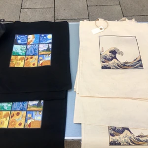 Tygväska - Jag döööör för dessa tygväskor😍😍😍 Långa handtag och fungerar perfekt som skolväska. Har 1 kvar av de vita och två av den svarta. En tygpåse för 150kr FRI FRAKT❤️